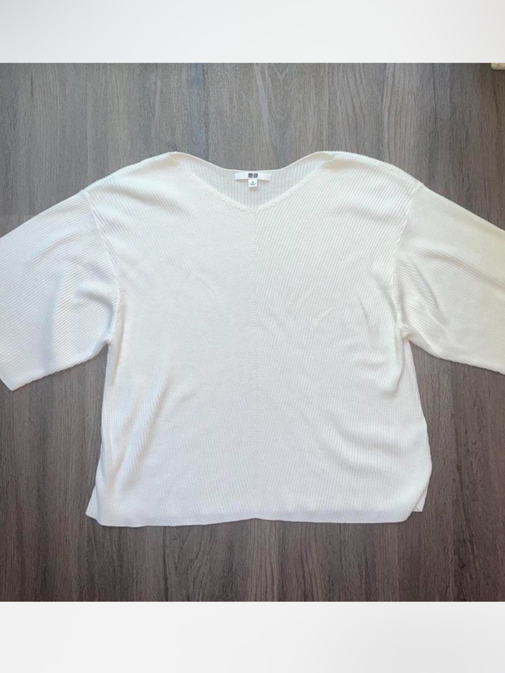 Uniqlo Ribbed White V-Neck Knit Top - Size Medium